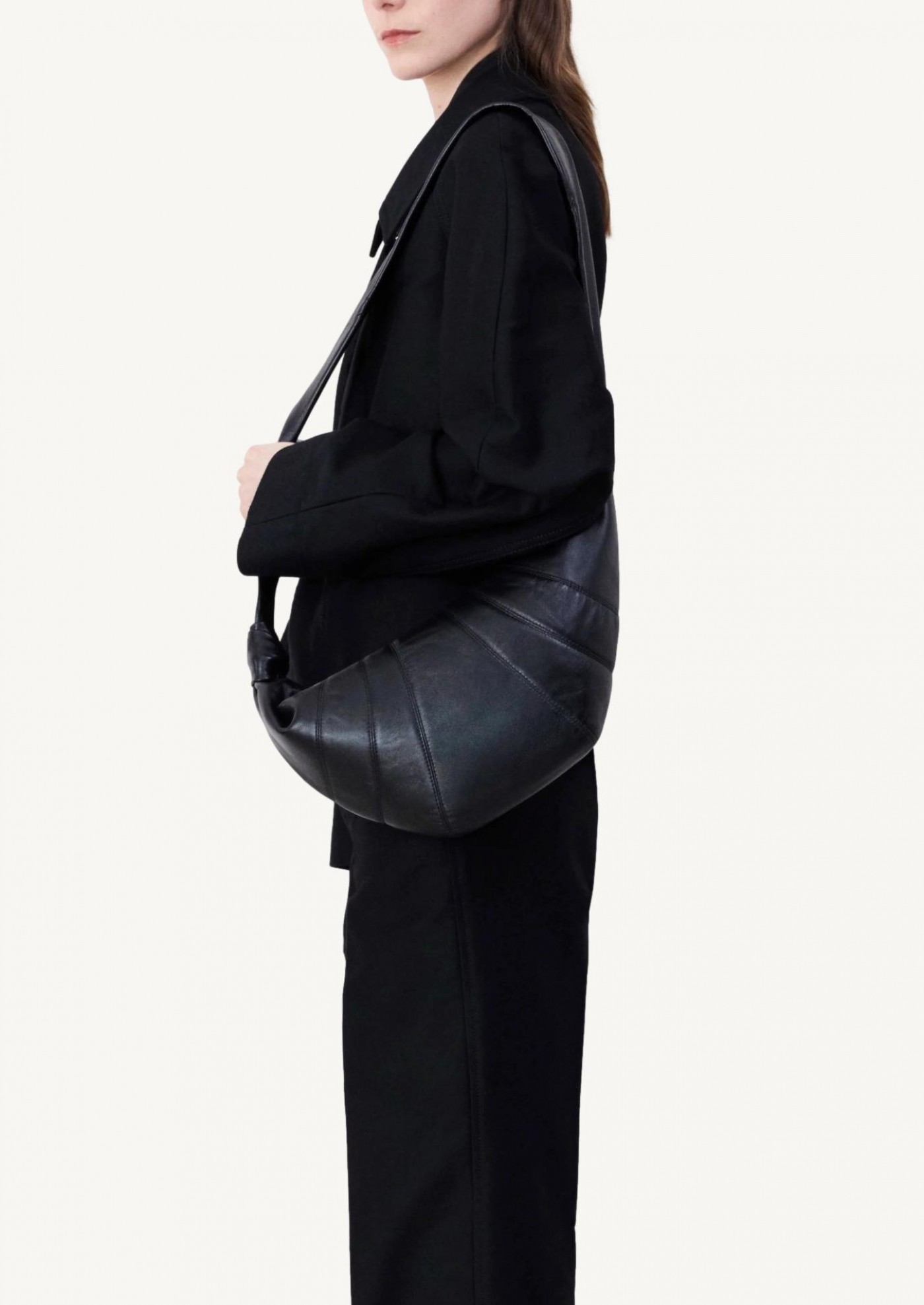 Medium crescent bag black model