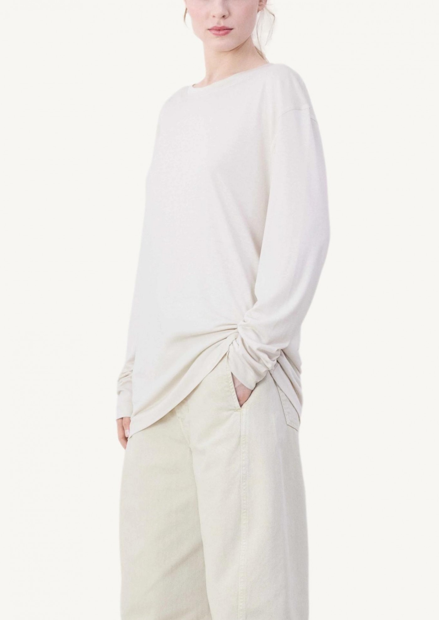 Light cream long-sleeved T-shirt