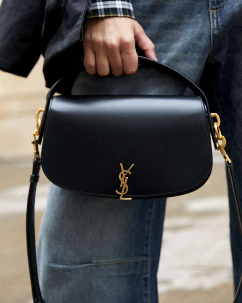 Qui a dit que le noir n'était pas de saison ? Découvrez le sac voltaire Saint Laurent.⁠
⁠
#saintlaurent #ysl #sac #bags