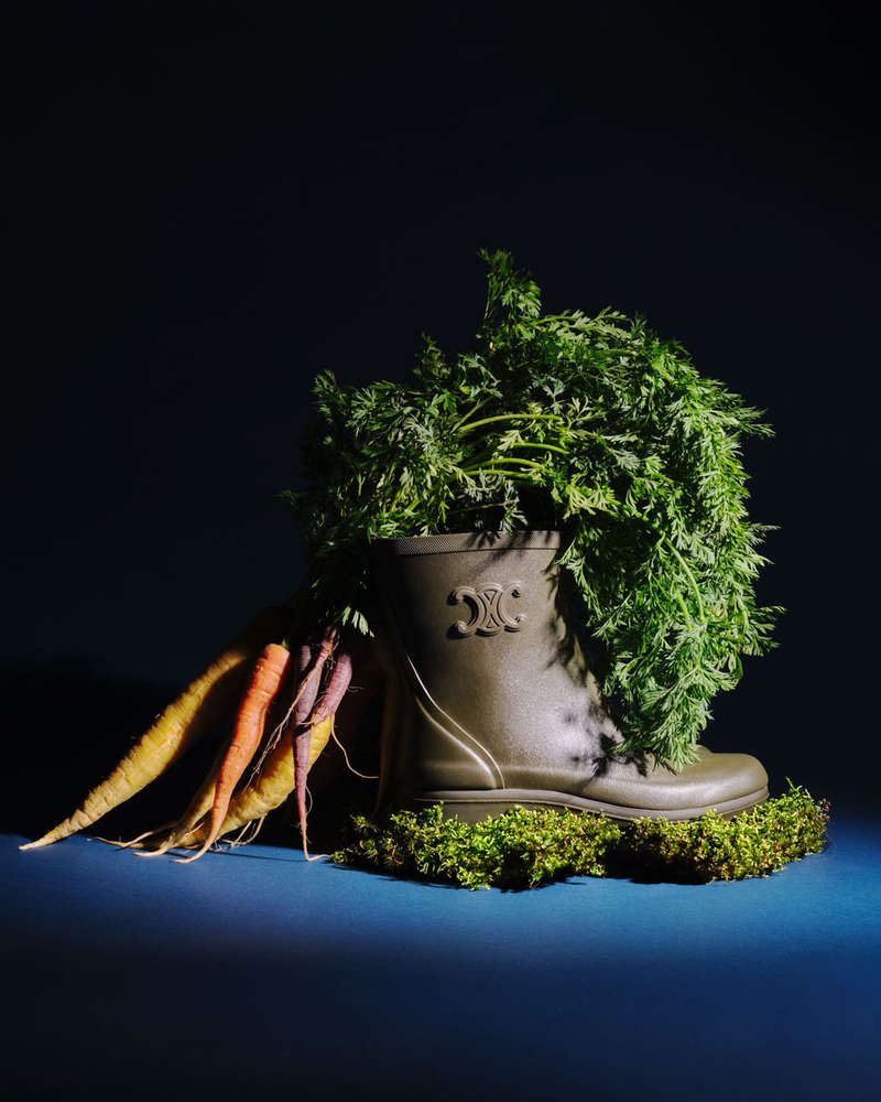 🌧️ Affrontez la pluie avec style grâce aux bottes de pluie kaki de Céline.⁠
Un mélange parfait de confort et d'élégance, pour une allure chic même sous les intempéries. 🌿✨⁠
⁠
#Celine #BottesDePluie #StyleSousLaPluie #ÉlégancePratique