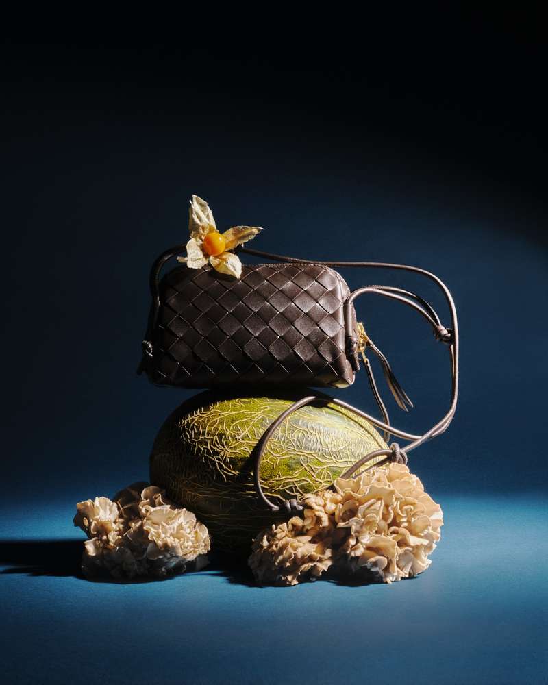 ✨ La pochette concert Bottega Veneta : un accessoire élégant et audacieux qui vous accompagne avec style.⁠
Son design épuré et ses détails sophistiqués en font le choix parfait pour toutes vos soirées, alliant luxe et praticité. 💫⁠
⁠
#BottegaVeneta #PochetteConcert #StyleChic #LuxeIntemporel